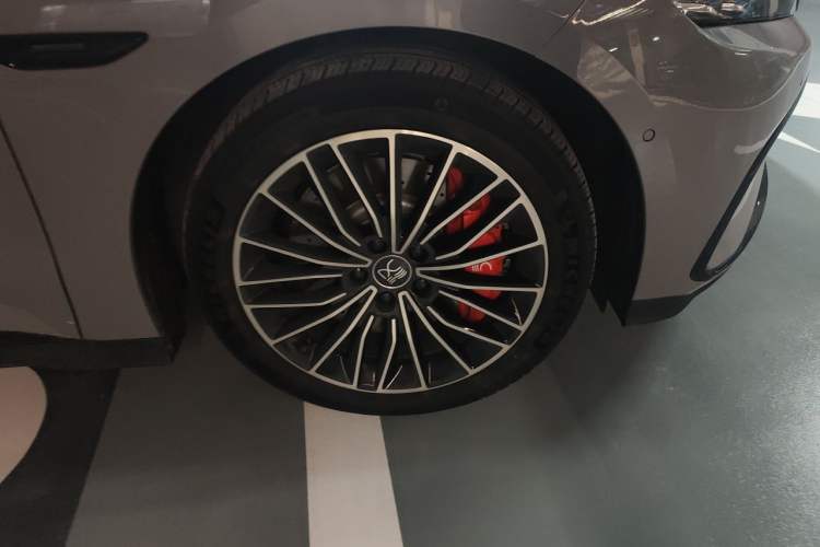Used BYD Han 2025 EV with 701 km of Laser Radar-Enabled Intelligent Driving Right Front Wheel Hub