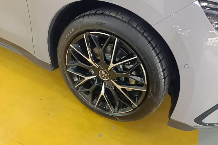 Used BYD Han 2025 DM-i Intelligent Driving Edition 125KM Prestige Model Right Front Wheel Hub