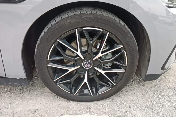 Used BYD Han 2025 DM-i 125KM Prestige Model Right Front Wheel Hub