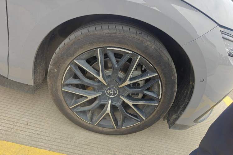 Used BYD Han 2025 DM-i Intelligent Driving Edition 125KM Prestige Model Right Front Wheel Hub