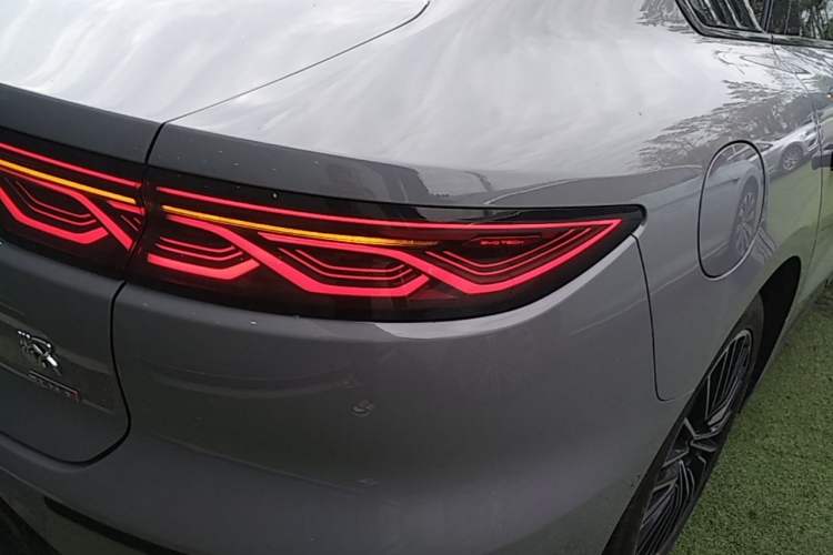 Used BYD Han 2025 DM-i Intelligent Driving Edition 125KM LiDAR Flagship Model Right Rear Taillight
