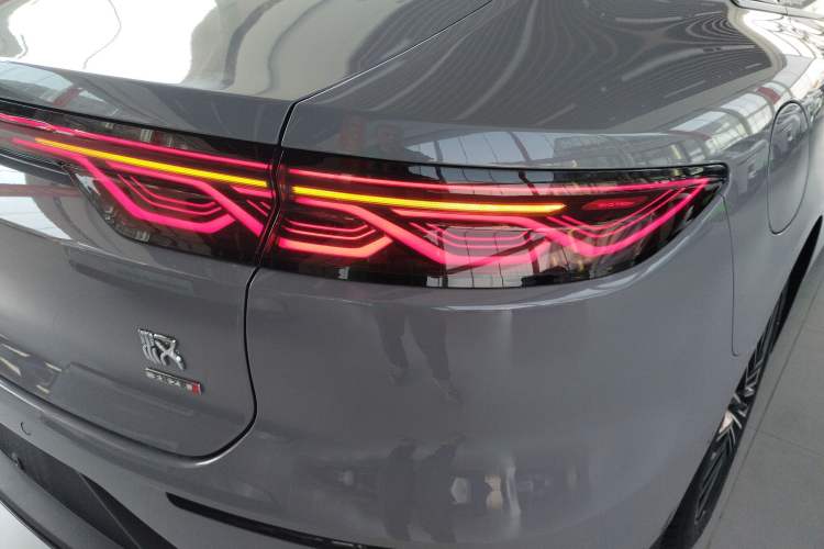 Used BYD Han 2025 DM-i Intelligent Driving Edition 125KM LiDAR Flagship Model Right Rear Taillight