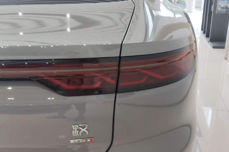 Used BYD Han 2025 DM-i Intelligent Driving Edition 125KM LiDAR Flagship Model Right Rear Taillight