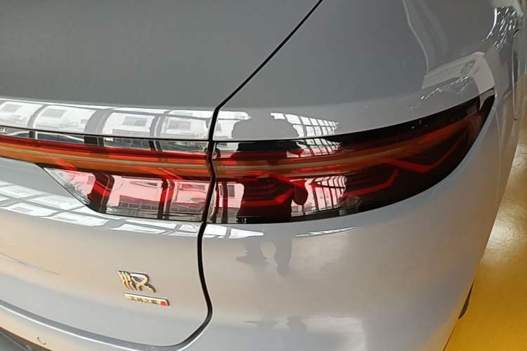 Used BYD Han 2025 DM-i Intelligent Driving Edition 125KM LiDAR Flagship Model Right Rear Taillight