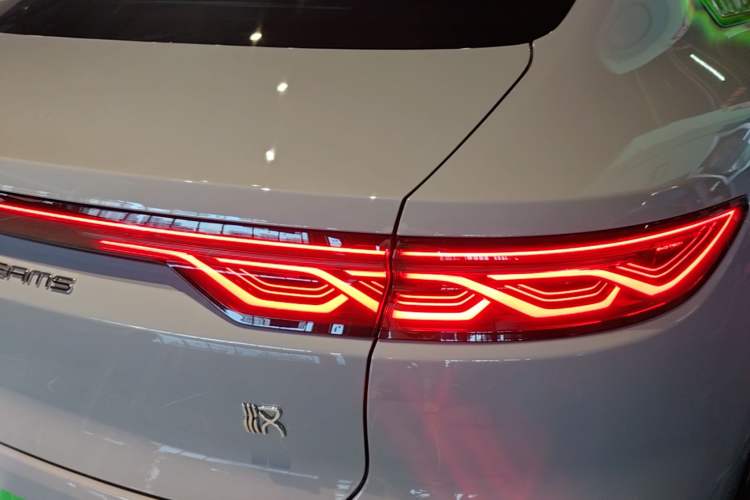 Used BYD Han 2025 EV with 701 km of Laser Radar-Enabled Intelligent Driving Right Rear Taillight