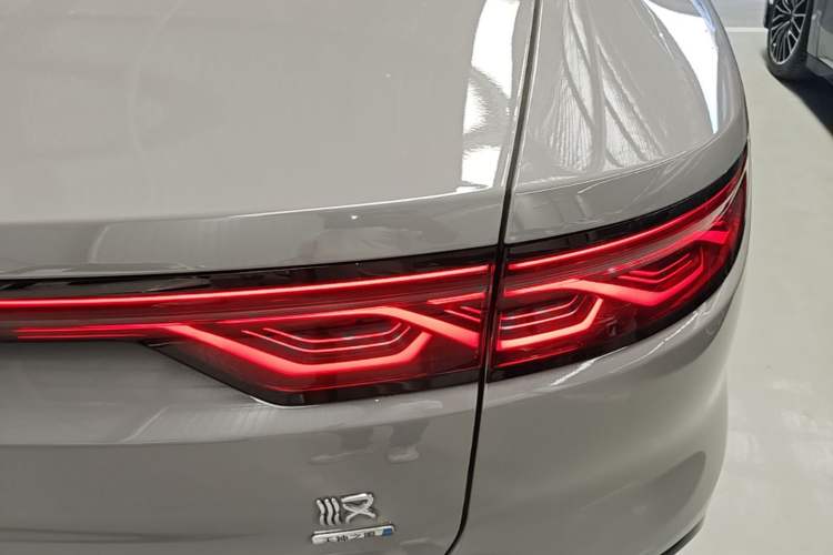 Used BYD Han 2025 DM-i Smart Drive 125KM Elite Model Right Rear Taillight