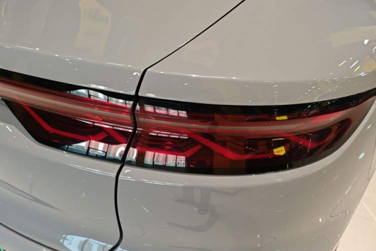 Used BYD Han 2025 DM-i 125KM Elite Model Right Rear Taillight