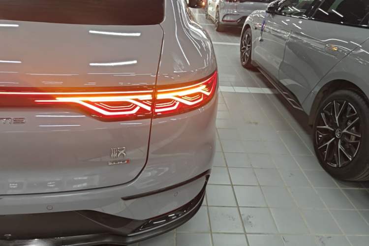 Used BYD Han 2025 DM-i Intelligent Driving Edition 125KM LiDAR Flagship Model Right Rear Taillight