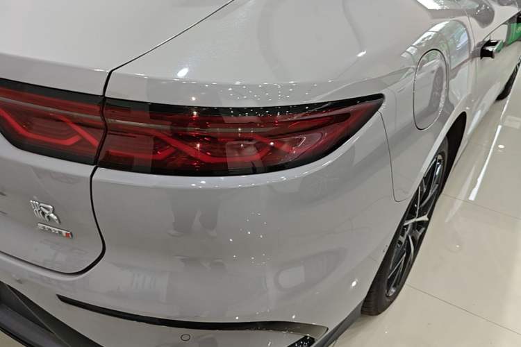 Used BYD Han 2025 DM-i Intelligent Driving Edition 125KM Prestige Model Right Rear Taillight