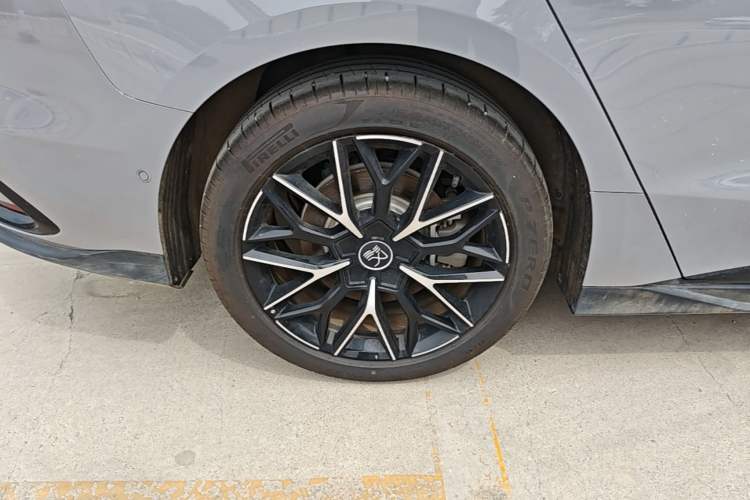 Used BYD Han 2025 DM-i 125KM LiDAR-Powered Intelligent Driving Model Right Rear Wheel Hub