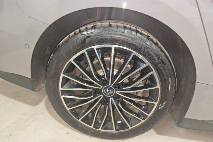 Used BYD Han 2025 DM-i 125KM LiDAR-Powered Intelligent Driving Model Right Rear Wheel Hub