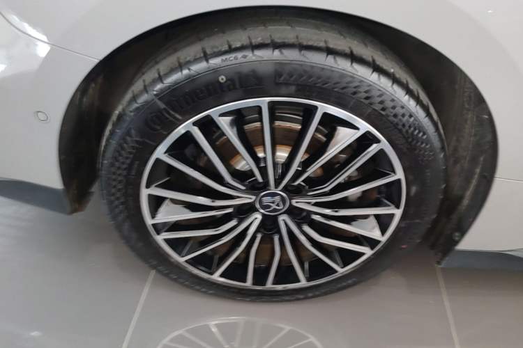 Used BYD Han 2025 DM-i 125KM LiDAR-Powered Intelligent Driving Model Right Rear Wheel Hub
