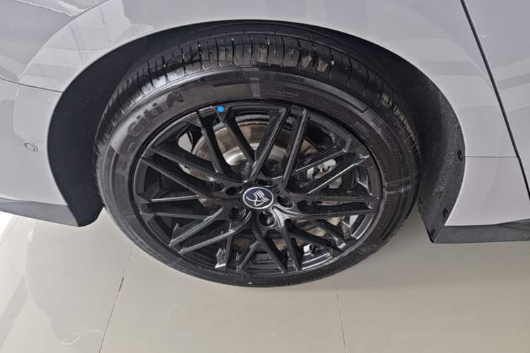 Used BYD Han 2025 Model DM-i Intelligent Driving Edition 245KM Prestige Right Rear Wheel Hub