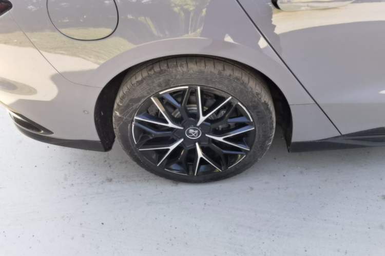 Used BYD Han 2025 DM-i Intelligent Driving Edition 125KM Prestige Model Right Rear Wheel Hub