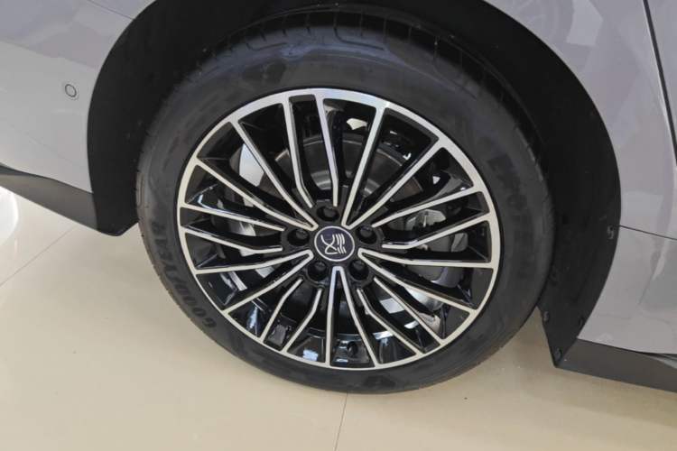 Used BYD Han 2025 DM-i Intelligent Driving Edition 125KM LiDAR Flagship Model Right Rear Wheel Hub