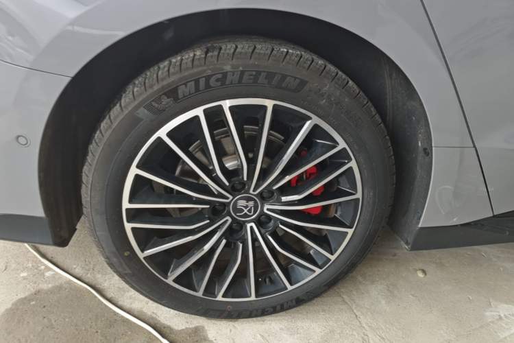 Used BYD Han 2025 EV with 701 km of Laser Radar-Enabled Intelligent Driving Right Rear Wheel Hub