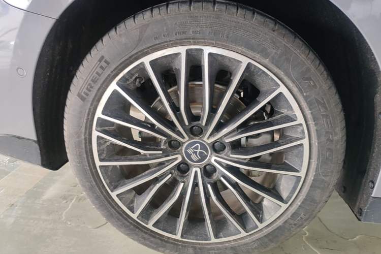 Used BYD Han 2025 DM-i Intelligent Driving Edition 125KM LiDAR Flagship Model Right Rear Wheel Hub