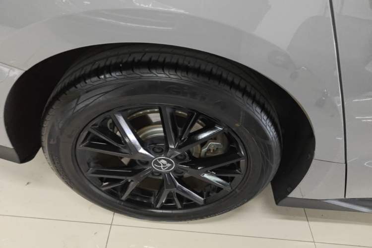 Used BYD Han 2025 DM-i 125KM Elite Model Right Rear Wheel Hub