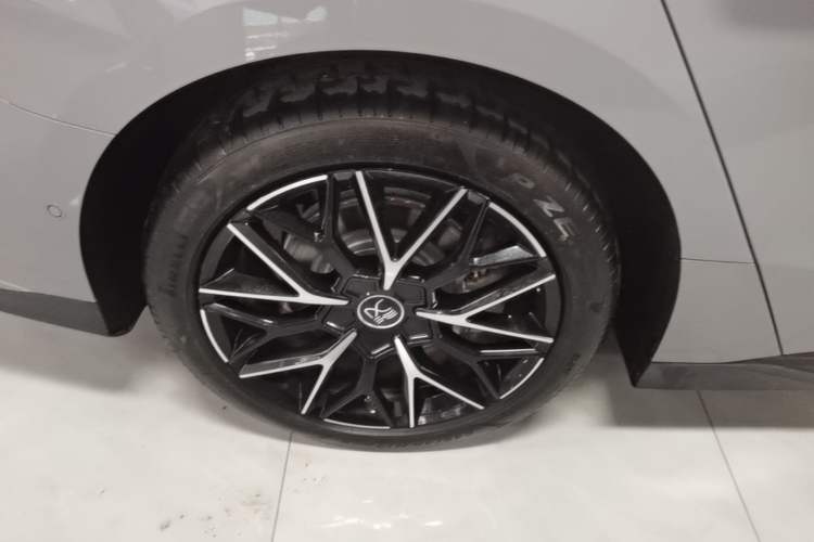 Used BYD Han 2025 DM-i 125KM LiDAR-Powered Intelligent Driving Model Right Rear Wheel Hub