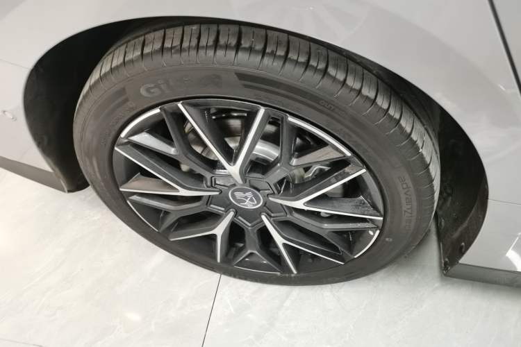 Used BYD Han 2025 EV Intelligent Driving Version 506KM Prestige Model Right Rear Wheel Hub