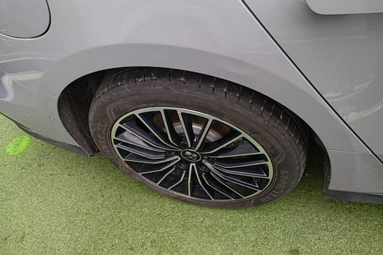 Used BYD Han 2025 DM-i Intelligent Driving Edition 125KM LiDAR Flagship Model Right Rear Wheel Hub
