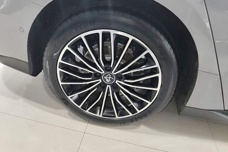 Used BYD Han 2025 DM-i Intelligent Driving Edition 125KM LiDAR Flagship Model Right Rear Wheel Hub
