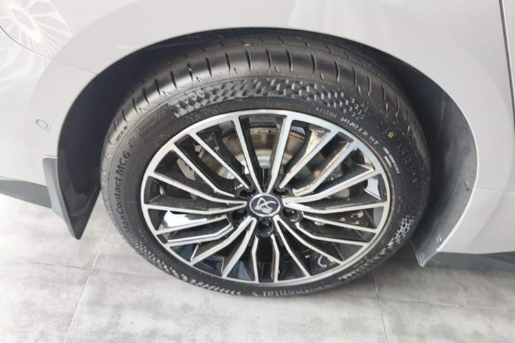 Used BYD Han 2025 DM-i 125KM LiDAR-Powered Intelligent Driving Model Right Rear Wheel Hub
