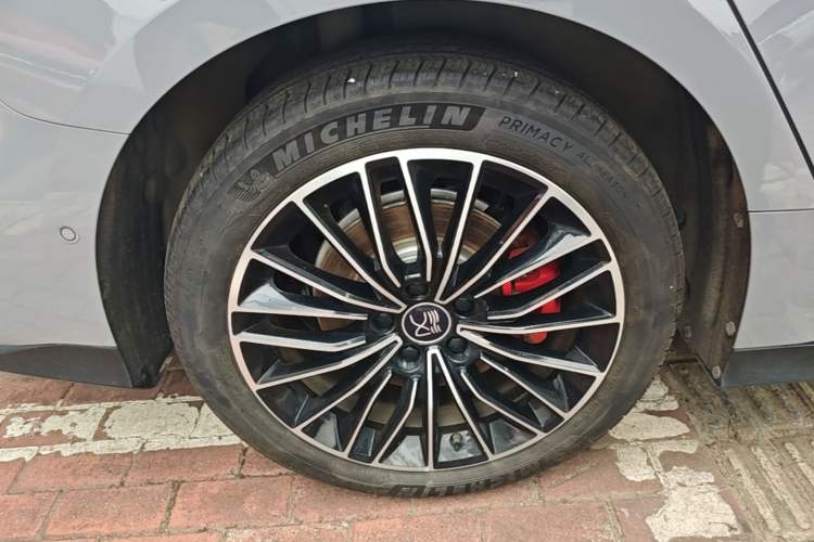 Used BYD Han 2025 EV with 701 km of Laser Radar-Enabled Intelligent Driving Right Rear Wheel Hub