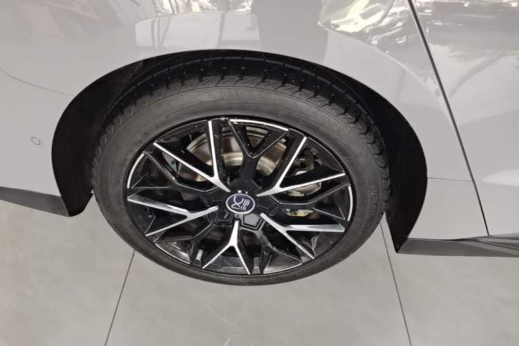 Used BYD Han 2025 DM-i 125KM LiDAR-Powered Intelligent Driving Model Right Rear Wheel Hub