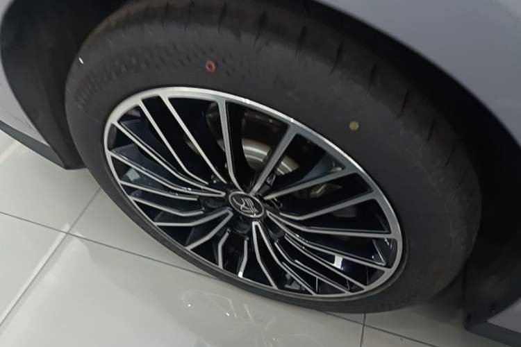 Used BYD Han 2025 DM-i 125KM LiDAR-Powered Intelligent Driving Model Right Rear Wheel Hub