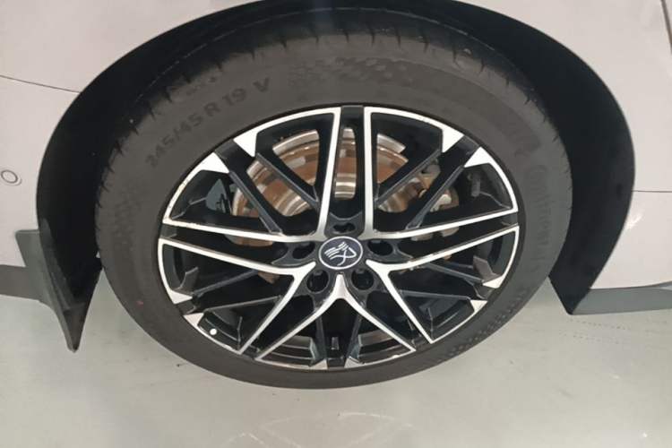 Used BYD Han 2025 EV Intelligent Driving Edition 605KM Prestige Model Right Rear Wheel Hub