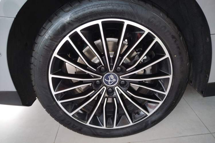 Used BYD Han 2025 DM-i Intelligent Driving Edition 125KM LiDAR Flagship Model Right Rear Wheel Hub