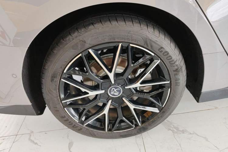 Used BYD Han 2025 DM-i Smart Drive 125KM Prestige Model Right Rear Wheel Hub