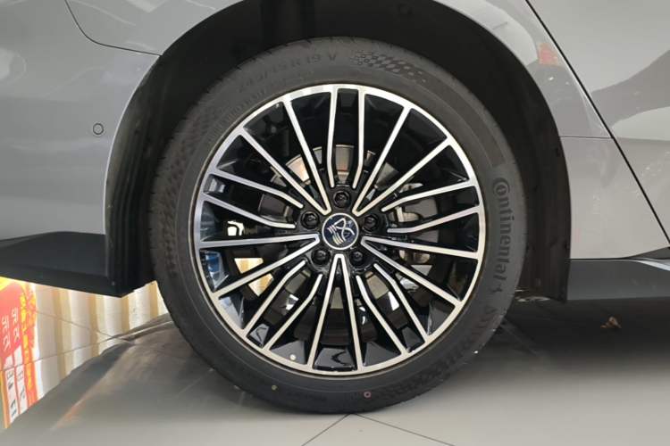 Used BYD Han 2025 DM-i 125KM LiDAR-Powered Intelligent Driving Model Right Rear Wheel Hub