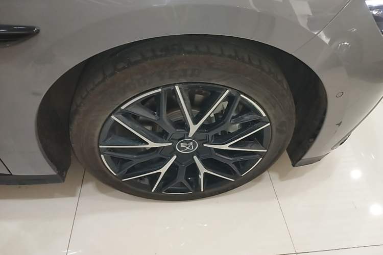 Used BYD Han 2025 DM-i Intelligent Driving Edition 125KM Prestige Model Right Rear Wheel Hub