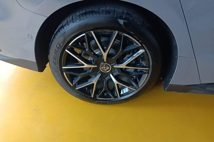 Used BYD Han 2025 DM-i Intelligent Driving Edition 125KM LiDAR Flagship Model Right Rear Wheel Hub