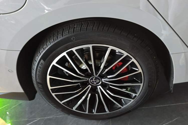 Used BYD Han 2025 EV with 701 km of Laser Radar-Enabled Intelligent Driving Right Rear Wheel Hub