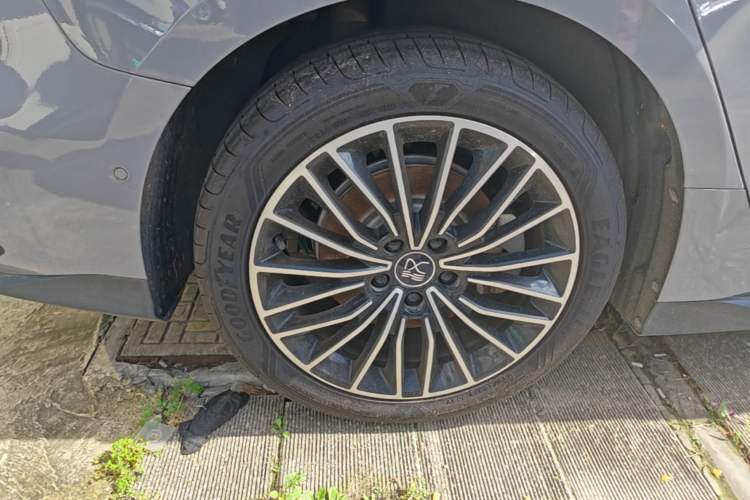 Used BYD Han 2025 DM-i 125KM LiDAR-Powered Intelligent Driving Model Right Rear Wheel Hub