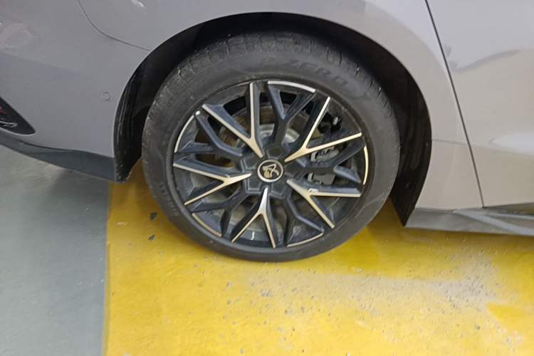 Used BYD Han 2025 DM-i Intelligent Driving Edition 125KM Prestige Model Right Rear Wheel Hub