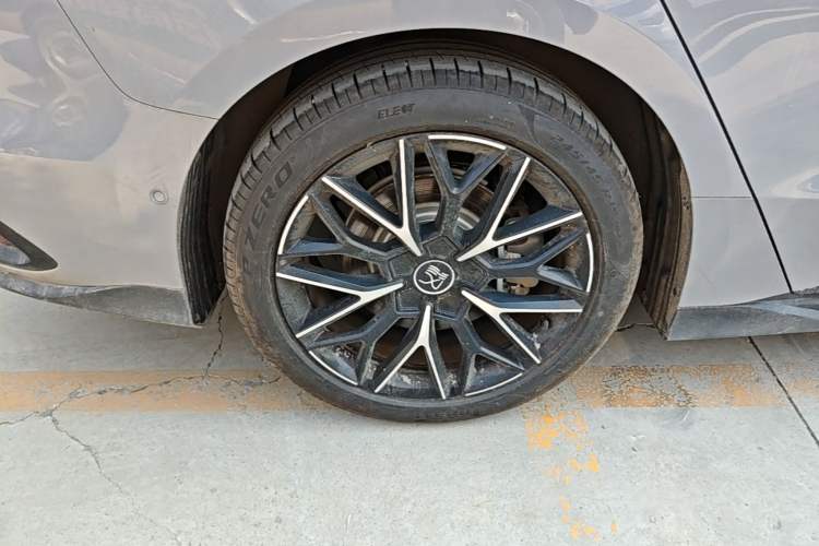 Used BYD Han 2025 DM-i Intelligent Driving Edition 125KM LiDAR Flagship Model Right Rear Wheel Hub
