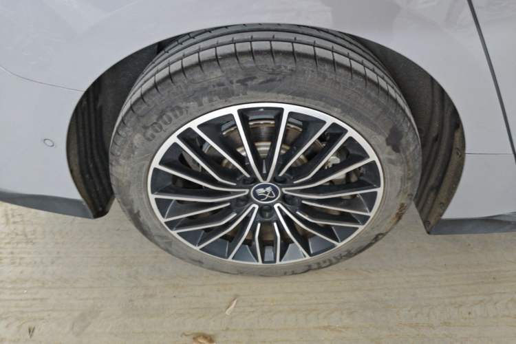 Used BYD Han 2025 DM-i Intelligent Driving Edition 125KM LiDAR Flagship Model Right Rear Wheel Hub