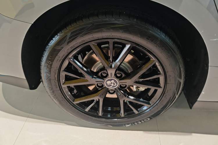 Used BYD Han 2025 DM-i 125KM Elite Model Right Rear Wheel Hub