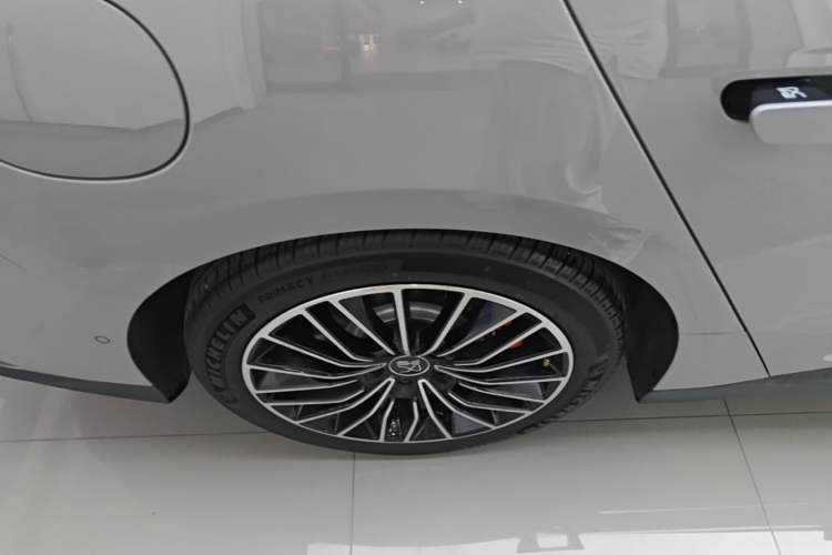 Used BYD Han 2025 EV with 701 km of Laser Radar-Enabled Intelligent Driving Right Rear Wheel Hub
