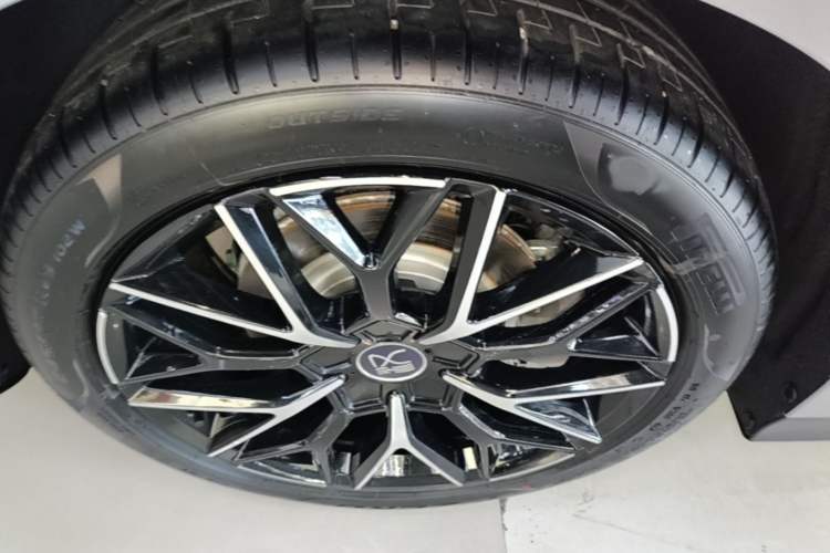 Used BYD Han 2025 DM-i Intelligent Driving Edition 125KM Prestige Model Right Rear Wheel Hub