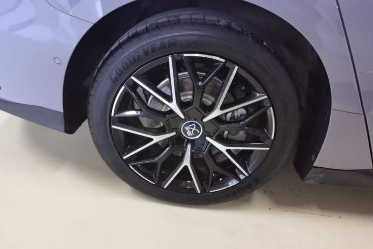 Used BYD Han 2025 DM-i Smart Drive 125KM Prestige Model Right Rear Wheel Hub