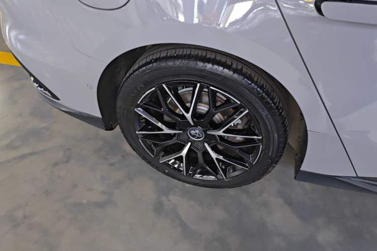 Used BYD Han 2025 EV Intelligent Driving Version 506KM Prestige Model Right Rear Wheel Hub