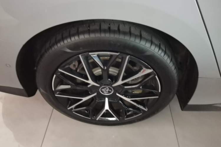 Used BYD Han 2025 DM-i 125KM LiDAR-Powered Intelligent Driving Model Right Rear Wheel Hub