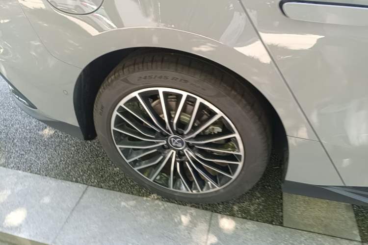 Used BYD Han 2025 DM-i Intelligent Driving Edition 125KM LiDAR Flagship Model Right Rear Wheel Hub