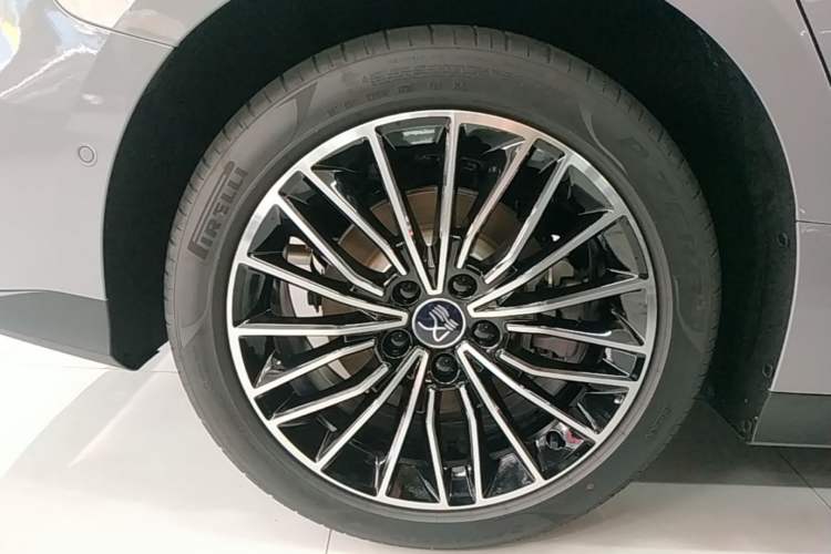 Used BYD Han 2025 DM-i Intelligent Driving Edition 125KM LiDAR Flagship Model Right Rear Wheel Hub