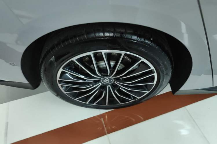 Used BYD Han 2025 DM-i 125KM LiDAR-Powered Intelligent Driving Model Right Rear Wheel Hub